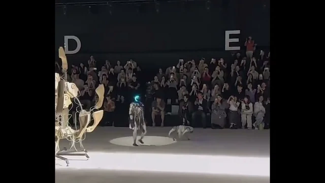 Seulda dünyada ilk dəfə insanlar və robotlar birlikdə podiuma çıxıblar - FOTO - VİDEO