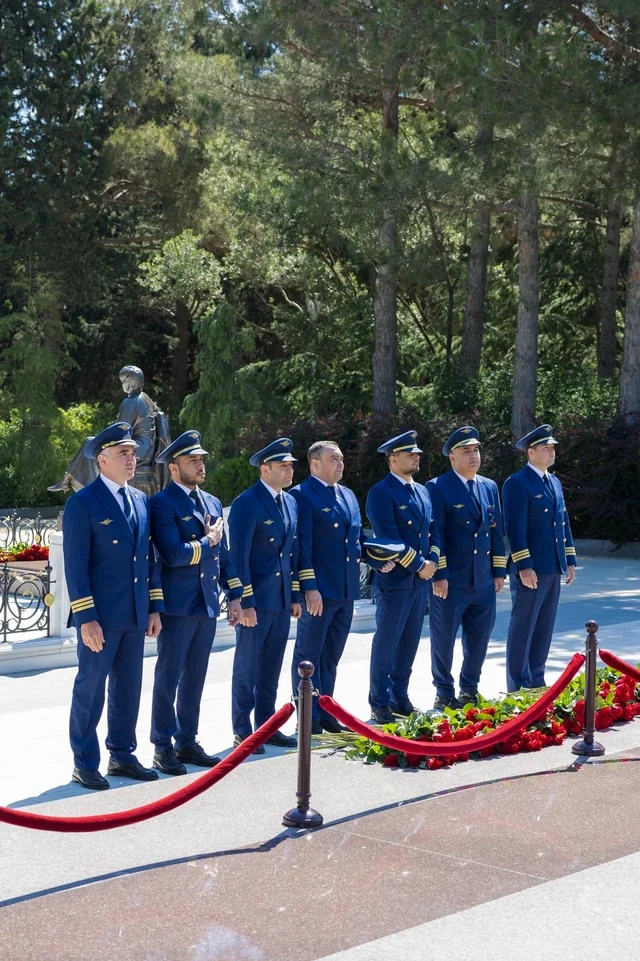AZAL kollektivi və mülki aviasiyanın digər nümayəndələri Fəxri xiyabanı ziyarət ediblər - FOTO