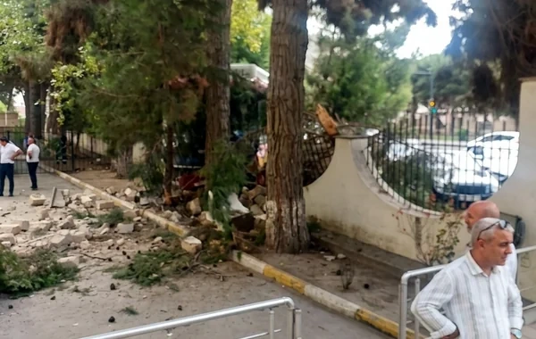 Bakıda avtobus üç maşını əzib hasara çırpıldı