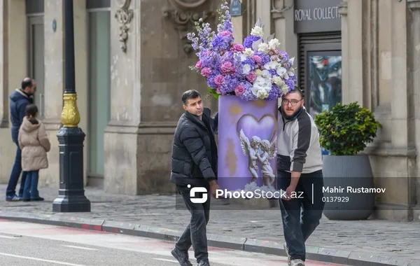 Al çiçəklərə bürünən, romantik Bakıdan FOTOREPORTAJ