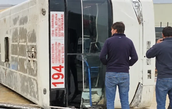 Məşhur ticarət mərkəzinin girişində sərnişin avtobusu aşdı: Yaralılar var - Video