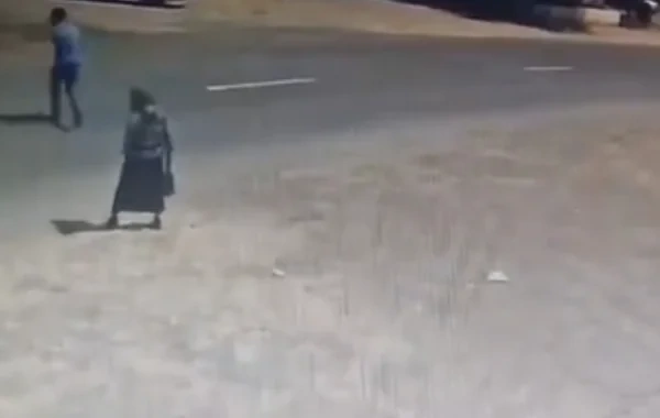 Salyanda avtomobil ananın gözü qarşısında oğlunu vuraraq öldürdü - ANBAAN VİDEO