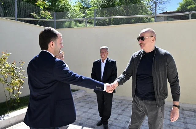İlham Əliyev Şuşanın Böyük Qaladərəsi kəndində görülən işlərlə tanış olub, sakinlərlə görüşüb