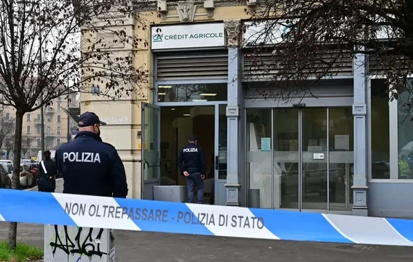 İtaliyada bankda insanları girov götürmüş cinayətkarlar yeraltı tuneldən qaçıblar