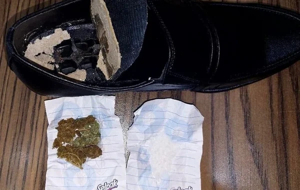 Həbsdəki qohumuna ayaqqabının içində narkotik ötürmək istədi, ifşa olundu