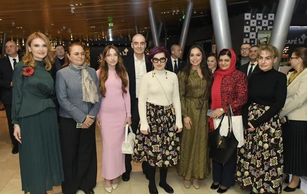 Leyla Əliyeva və Alyona Əliyeva "Yaddaşa həkk olunan təsvir" adlı sərginin açılışında - FOTO