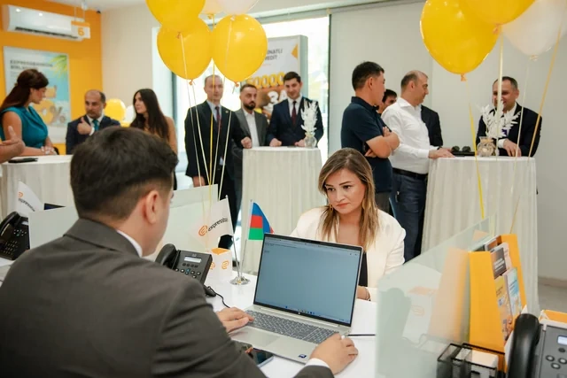 "Expressbank" eyni gündə iki filial açıb