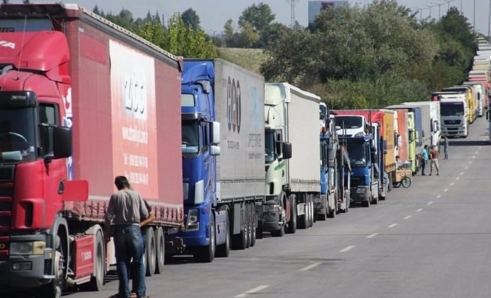 Azərbaycan və İrana aid yük avtomobilləri sərhəddən buraxılır