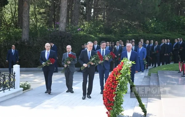 XİN-in kollektivi Fəxri və Şəhidlər xiyabanlarını ziyarət edib - FOTO