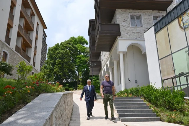 Prezident Şuşanın Qarabağ küçəsində həyata keçirilmiş işlərlə tanış olub - FOTO