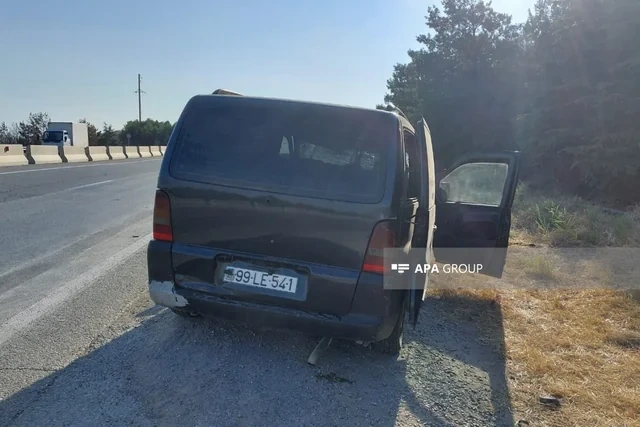 Hacıqabulda mikroavtobus qəzaya uğradı: Xəsarət alanlar var - FOTO