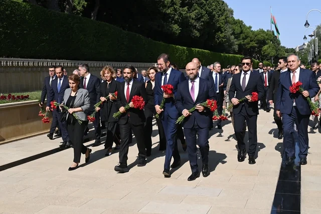 SOCAR-ın kollektivi Fəxri xiyabanı və Şəhidlər xiyabanını ziyarət edib - Foto