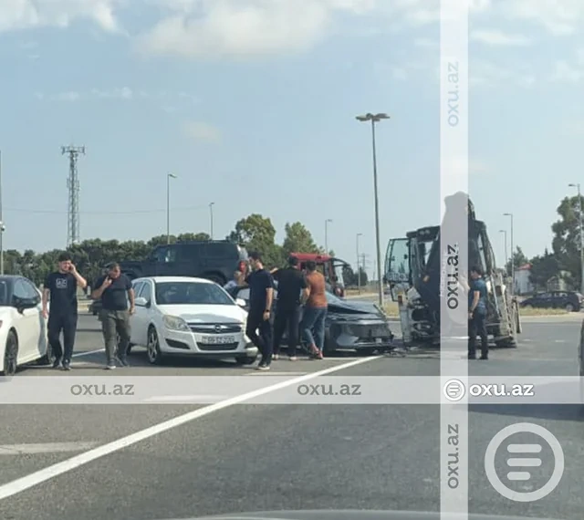 Bakıda QƏZA: Traktor və iki avtomobil toqquşdu - FOTO