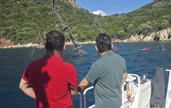 Türkiyədə yüzdən çox turisti daşıyan gəmi batdı - ANBAAN GÖRÜNTÜ