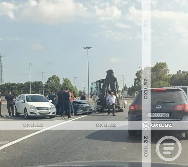 Bakıda QƏZA: Traktor və iki avtomobil toqquşdu - FOTO