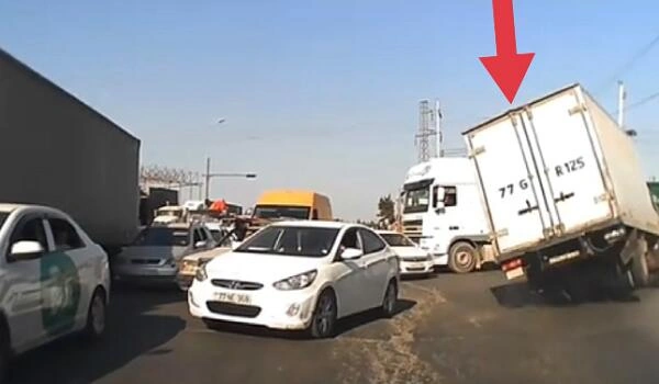 İki yük maşını toqquşdu: ölən var