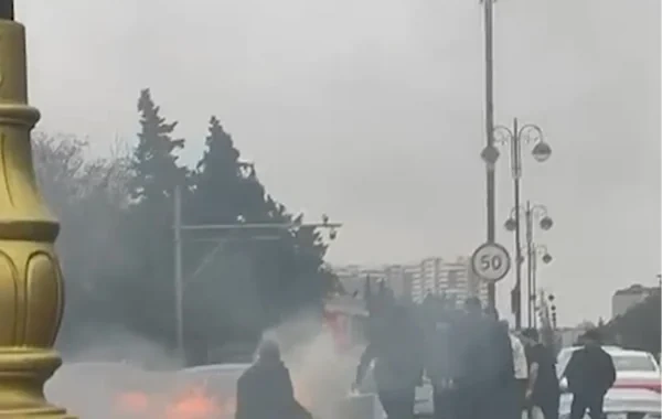 Bakıda avtomobil yanır - VİDEO