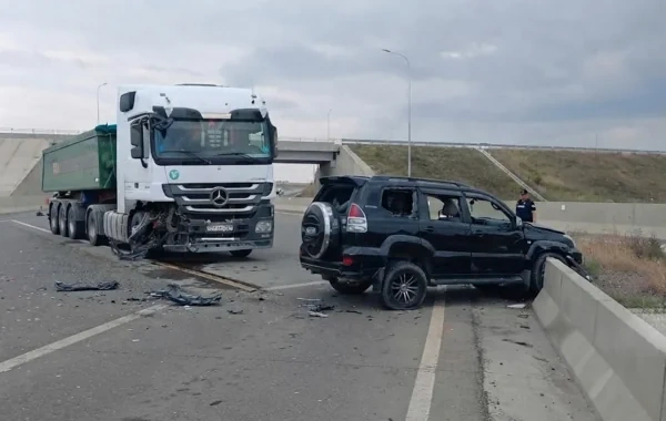 Ağdamda minik və yük avtomobilləri toqquşub, xəsarət alanlar var