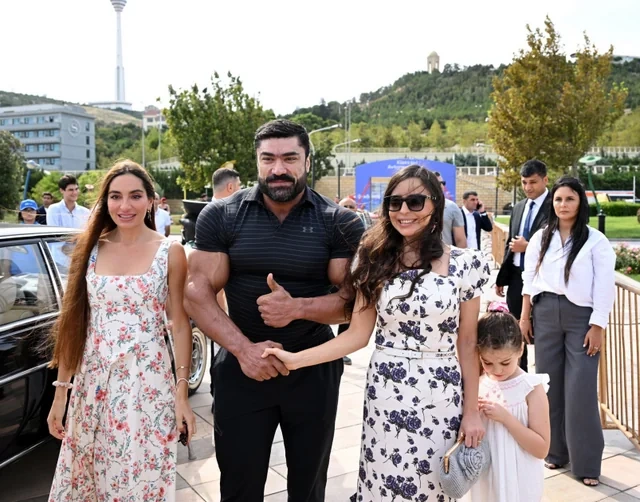 Leyla Əliyeva və Arzu Əliyeva klassik avtomobillərin yürüşü və sərgisini izləyiblər - FOTO
