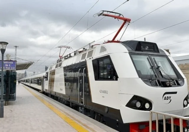 Bakıdan Tbilisiyə yeni qatar reysləri: Qiymətlər düşdü, bəs sıxlıq azalacaq? - Foto