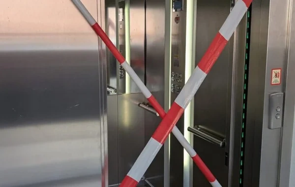 Tailandda dövlət qulluqçularına liftdən istifadə qadağan olundu