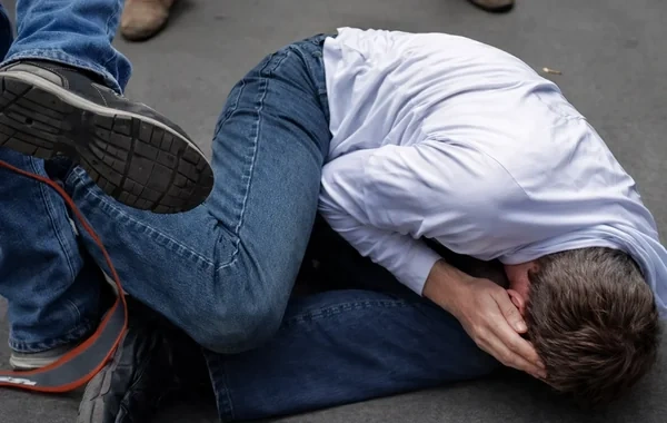 İşdən çıxarılmasına səbəb olan şəxsi küçədə döydü
