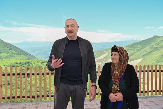 İlham Əliyev Şuşanın Böyük Qaladərəsi kəndində görülən işlərlə tanış olub, sakinlərlə görüşüb