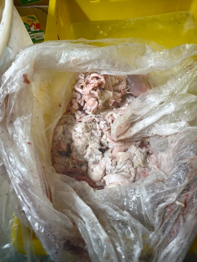 İçindən toyuq tükü çıxan kolbasanı istehsal edən müəssisə ilə bağlı TƏDBİR GÖRÜLDÜ - FOTO