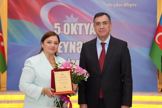 Xətai rayonunda Beynəlxalq Müəllimlər Günü münasibətilə "Zirvəyə Aparan İşıq" adlı tədbir keçirilib - Foto/Video