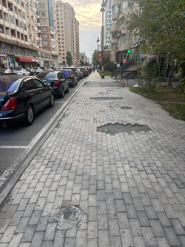Xətai rayonunda səkidə olan zibil qabları yığışdırılıb - Səbəbi AÇIQLANDI