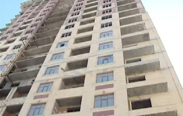 Bakıda səkkizinci mərtəbədən yıxılan üç yaşlı körpə SAĞ QALDI