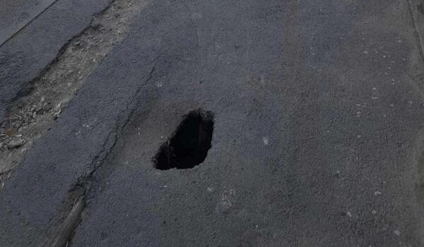 Bakının mərkəzində yolda çökmə: İri çuxur yarandı - Foto