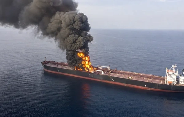 Hörmüz boğazında 2 milyon barel neft daşıyan tanker minaya düşdü - Video