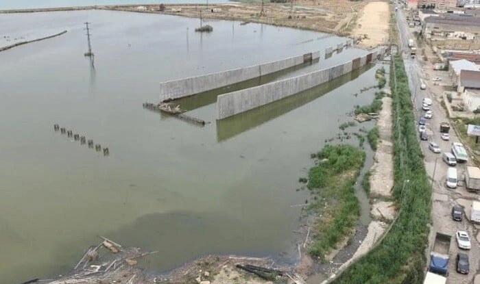 Bakıda milyonluq yol layihəsi su altında qaldı - Video