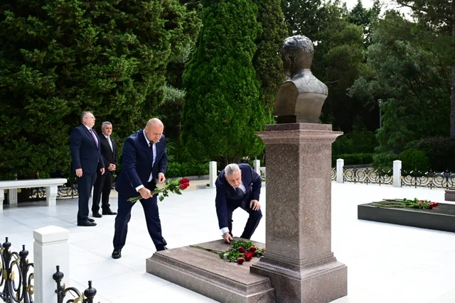 Həştərxan vilayətinin vitse-qubernatoru Fəxri xiyabanı ziyarət edib - FOTO