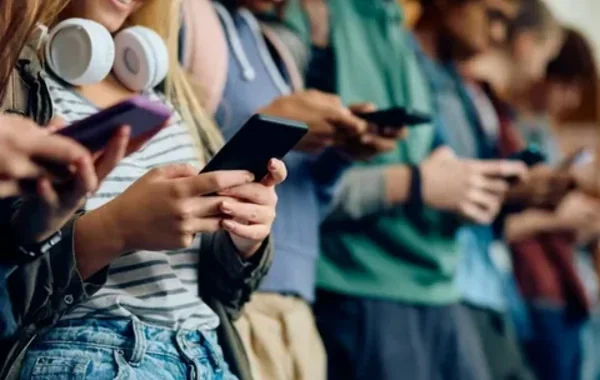 Danimarkadan radikal addım: Məktəblərdə mobil telefonlar tam qadağan edilir