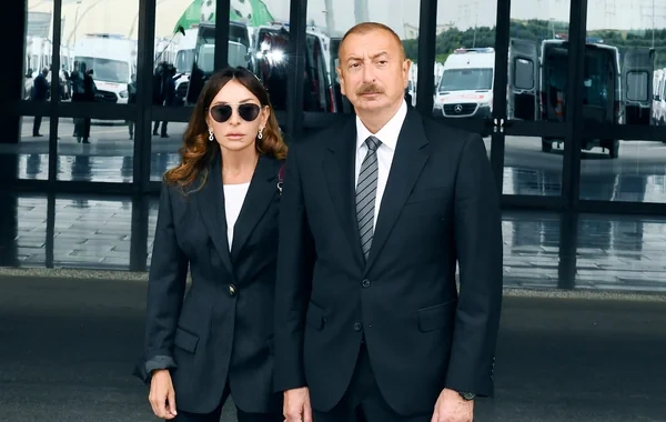 Azərbaycan Prezidenti və birinci xanım Daşkənddə ümummilli liderin barelyefi önünə gül dəstələri qoyublar