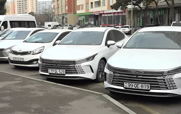 "Onlara görə maşın saxlaya bilmirik" - Taksi parkı ilə avtoservis əməkdaşları arasında ərazi mübahisəsi