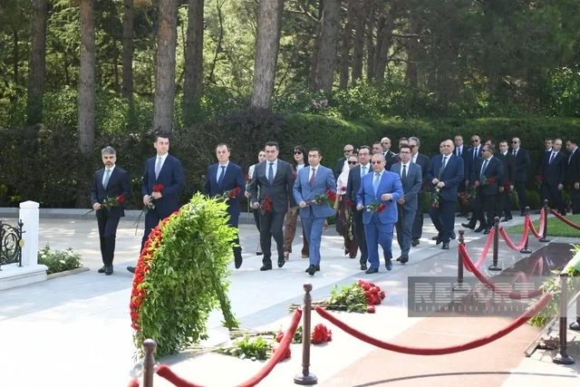 XİN-in kollektivi Fəxri və Şəhidlər xiyabanlarını ziyarət edib - FOTO