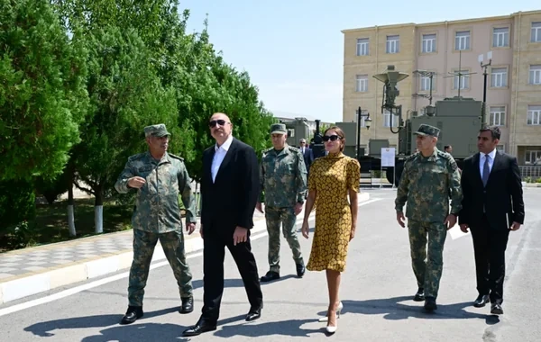 Prezident Əlahiddə Ümumqoşun Orduda yeni yaradılan komando hərbi hissələrinə Döyüş bayraqlarının verilməsi mərasimində iştirak edib - VİDEO