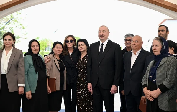 İlham Əliyev və Mehriban Əliyeva Şükürbəyli kəndinə köçən sakinlərlə görüşüblər - FOTO