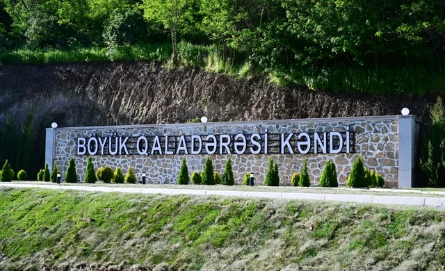 İlham Əliyev Şuşanın Böyük Qaladərəsi kəndində görülən işlərlə tanış olub, sakinlərlə görüşüb