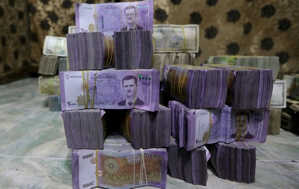 Suriyada əsginaslardan Bəşər Əsədin və atasının təsvirləri yığışdırılıb