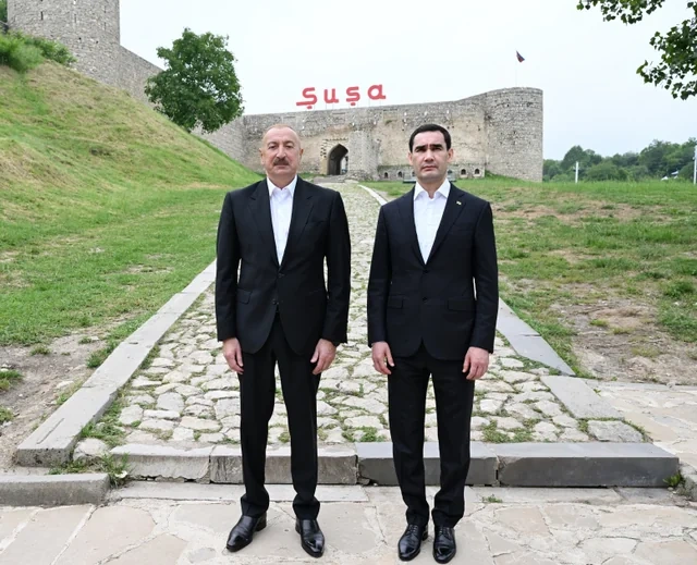Prezidentlər Şuşada Azərbaycanın tanınmış şəxsiyyətlərinin işğal dövründə güllələnmiş büstlərinə baxıblar - FOTO