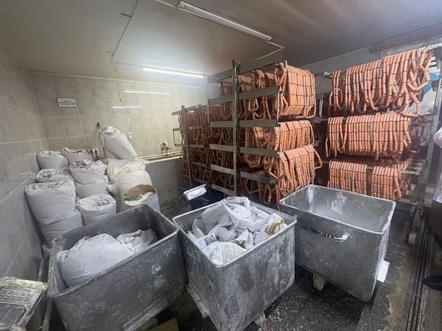 İçindən toyuq tükü çıxan kolbasanı istehsal edən müəssisə ilə bağlı TƏDBİR GÖRÜLDÜ - FOTO