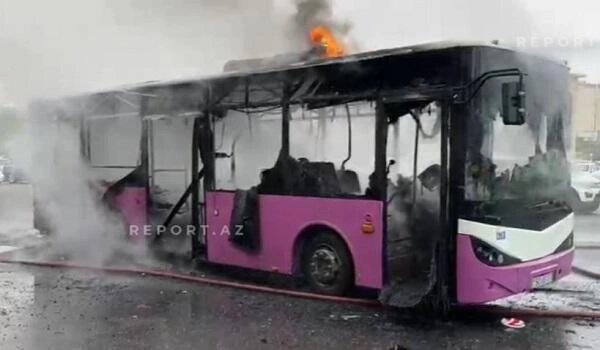 "28 May" yaxınlığında avtobusda yanğın başladı - Video