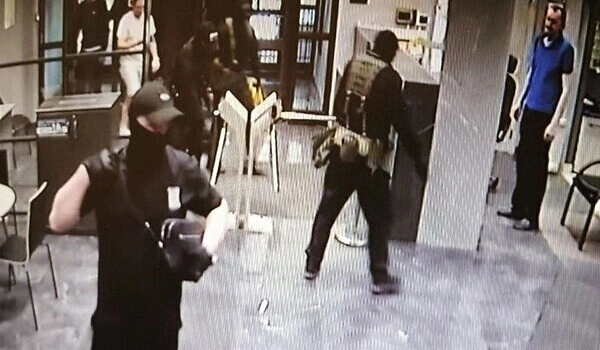 Maskalılar qəzetin yerləşdiyi binaya basqın etdilər
