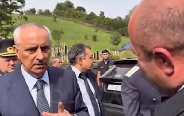 İcra başçısı məmuru qəbiristanlıqda danladı: "Camaatın ağzından vurmayın" - VİDEO