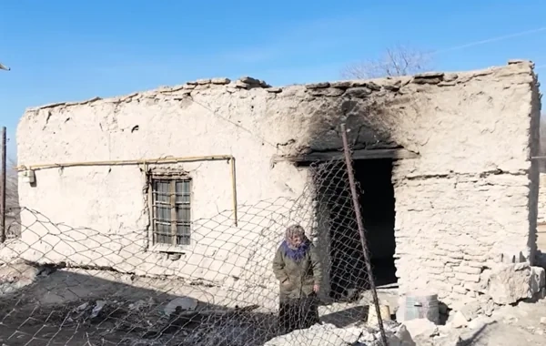 "Quru torpağın üstündə yatırlar" - Ana və oğlu niyə acınacaqlı vəziyyətdə qalıblar? - VİDEO