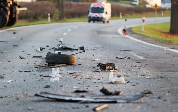 Çində mikroavtobus yük maşını ilə toqquşub, 13 nəfər ölüb